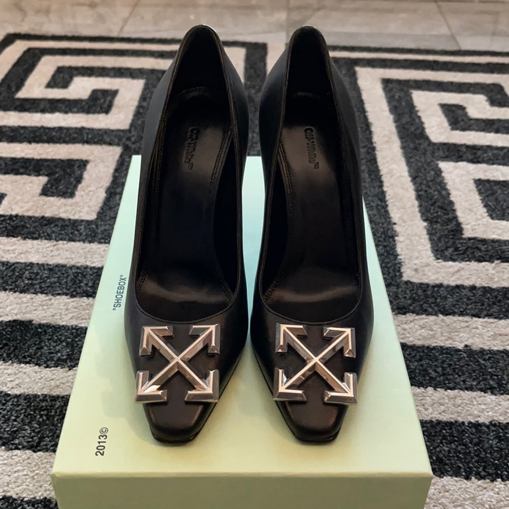 OFF-WHITE Black Leather Arrow Pumps